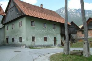 Stara hiša v središču vasi