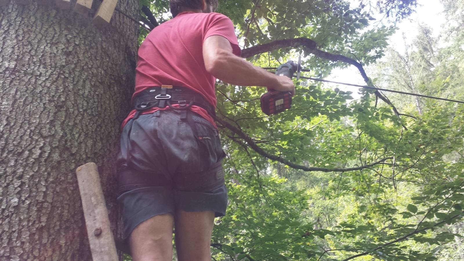 Jeklenico pričvrstiti.