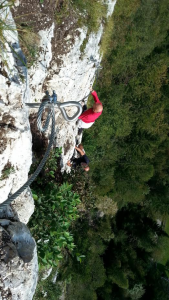 Pot Mojstranških veveric. Ta težka ali ta rdeča je težja od dveh ferat v steni nad Mojstrano, Grančišču.